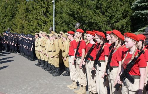 На памятнике героям спецоперации в Лаишево 195 имен