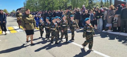 Лаеш урамнары буйлап хәрби парад узды.
