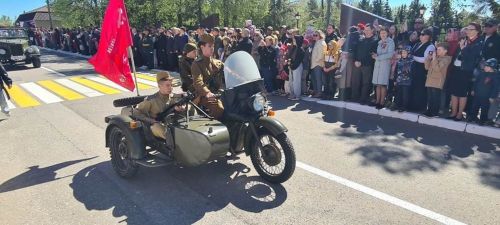 Лаеш урамнары буйлап хәрби парад узды.