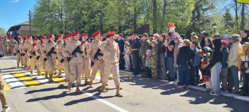 Лаеш урамнары буйлап хәрби парад узды.