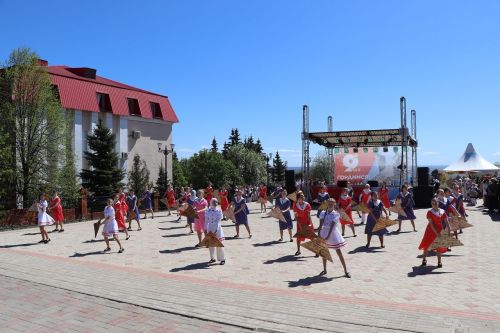 На лаишевской Соборной площади прошел праздничный концерт ко Дню Победы