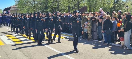 Лаеш урамнары буйлап хәрби парад узды.