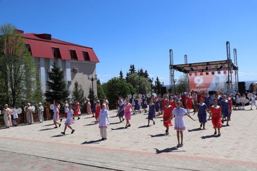 На лаишевской Соборной площади прошел праздничный концерт ко Дню Победы