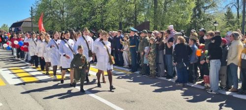 Лаеш урамнары буйлап хәрби парад узды.