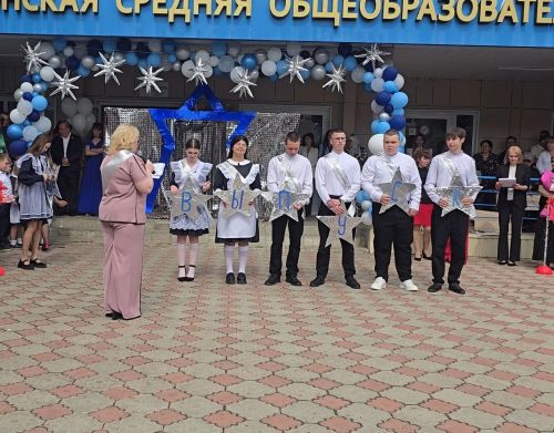 Первоклассники Лаишевского района подарили выпускникам «Самолетики будущего»