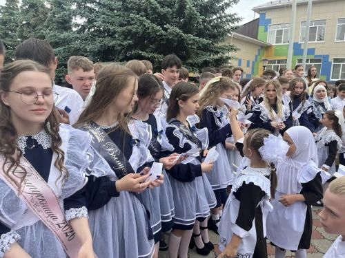 Первоклассники Лаишевского района подарили выпускникам «Самолетики будущего»