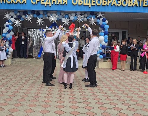 Первоклассники Лаишевского района подарили выпускникам «Самолетики будущего»