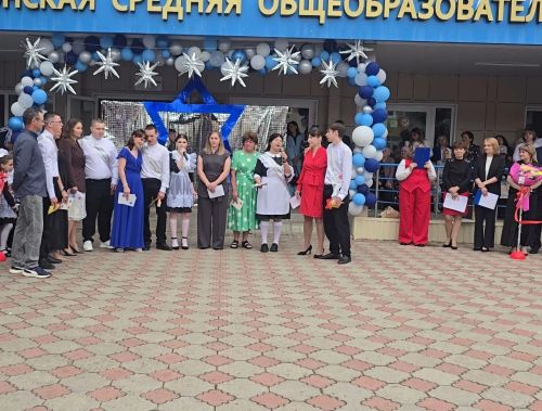 Первоклассники Лаишевского района подарили выпускникам «Самолетики будущего»