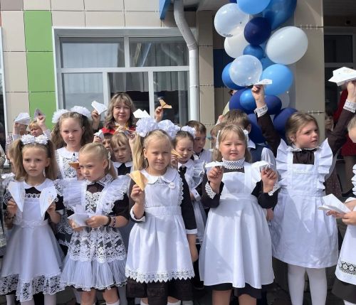 Первоклассники Лаишевского района подарили выпускникам «Самолетики будущего»