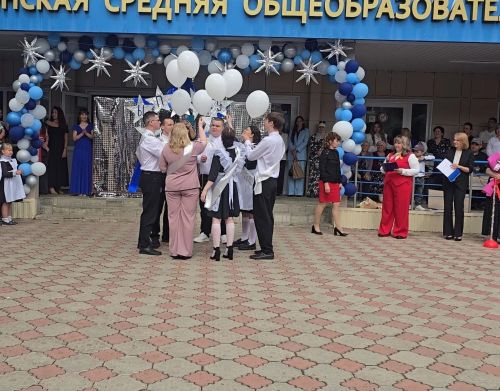 Первоклассники Лаишевского района подарили выпускникам «Самолетики будущего»