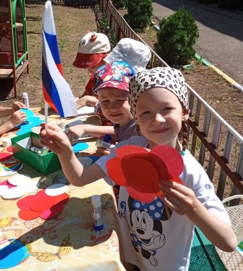 Самые юные лаишевцы создали аппликацию в День России