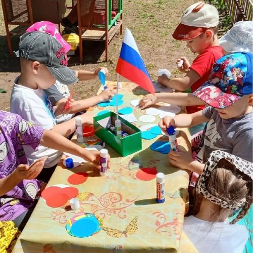 Самые юные лаишевцы создали аппликацию в День России