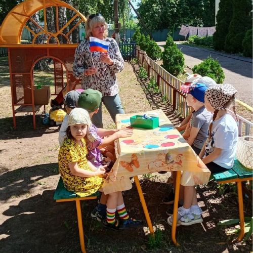 Самые юные лаишевцы создали аппликацию в День России