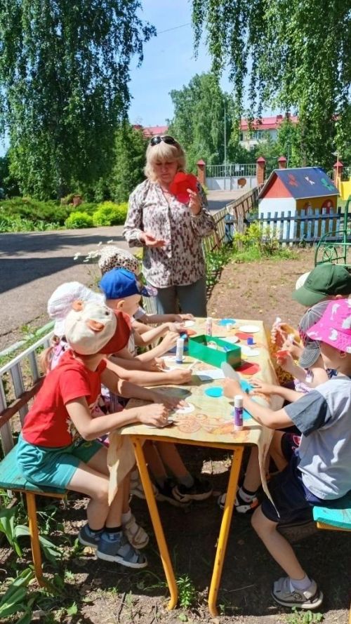 Самые юные лаишевцы создали аппликацию в День России