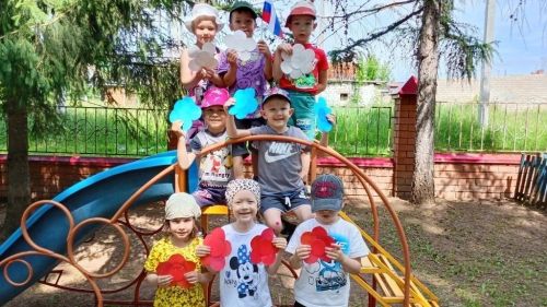 Самые юные лаишевцы создали аппликацию в День России