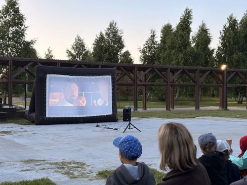 Кино для всех: как в Лаишево фильмы объединяют детей и помогают лету стать ярче
