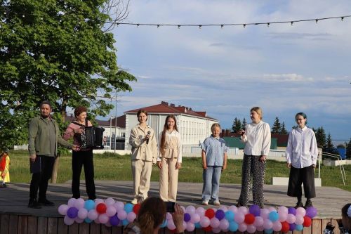 Лаешлылар җәйне Балаларны яклау көненә багышланган концерт белән каршы алды