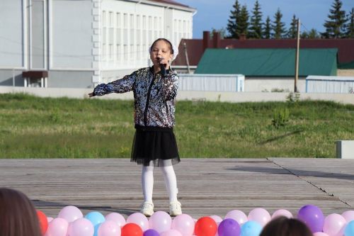 Лаешлылар җәйне Балаларны яклау көненә багышланган концерт белән каршы алды