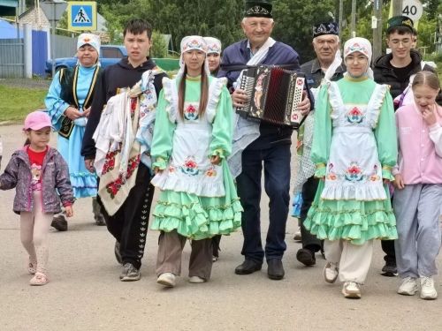Под гармонь да песни: как в селе готовятся к главному празднику