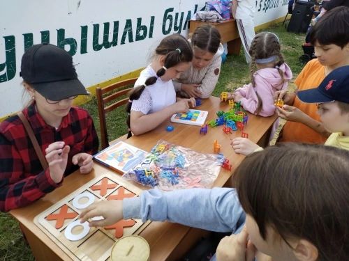 Рисунки на асфальте и чтение Тукая: как встретили лето в Нармонском поселении Лаишевского района