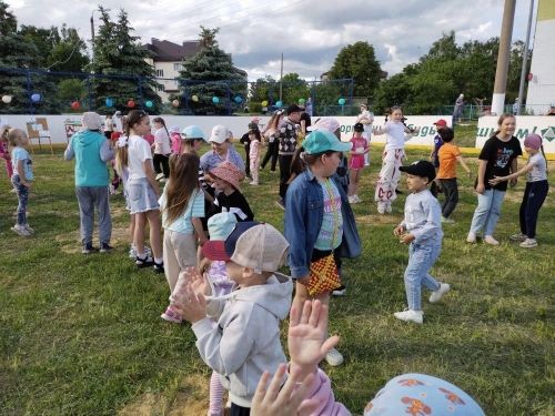 Рисунки на асфальте и чтение Тукая: как встретили лето в Нармонском поселении Лаишевского района
