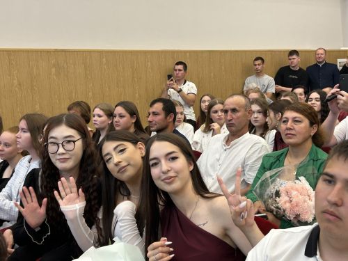 Слезы радости и дипломы под гитару: трогательный выпускной в ЛТЭТ