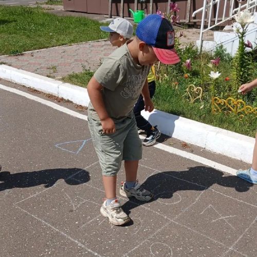 Дети Лаишевского района отметили День рисования на асфальте