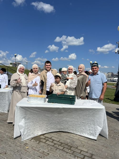 Башня из чак-чака собрана «всем миром»