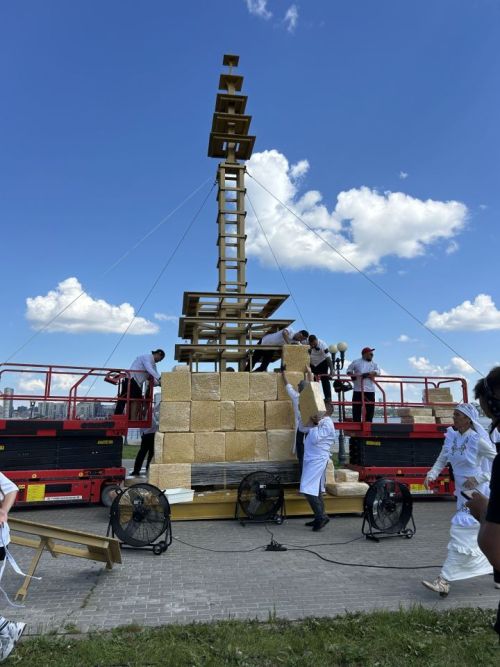 Чәкчәк манарасы «бөтен дөнья белән» ясалды