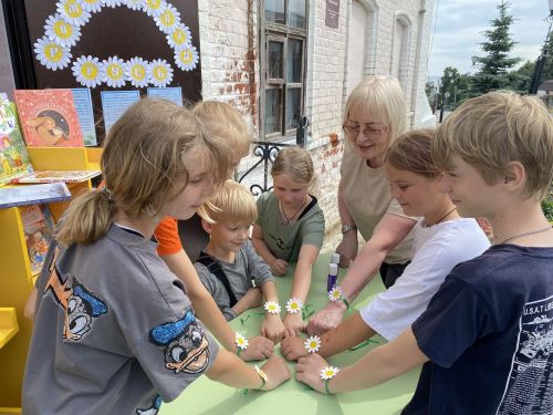 На лаишевских улицах работала выставка «Ромашковая Русь»