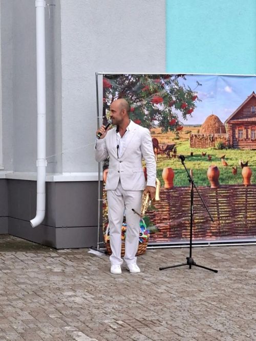 Дождь, саксофон и «Гроздья рябины»: смотрите репортаж из счастливого села