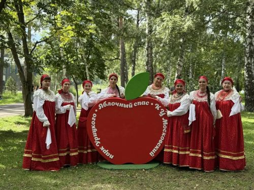 На празднике Яблочный Спас выступил ансамбль «Каравон»