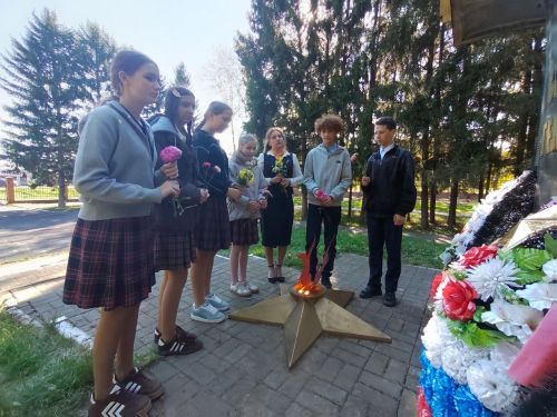 Учащиеся Лаишевского района ухаживают за памятником воинам Великой Отечественной войны
