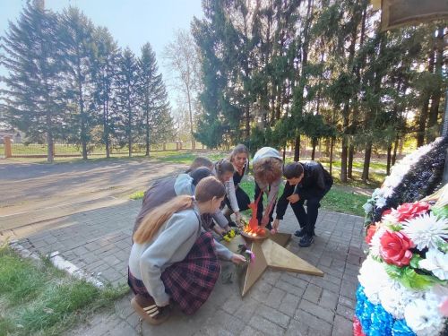 Учащиеся Лаишевского района ухаживают за памятником воинам Великой Отечественной войны