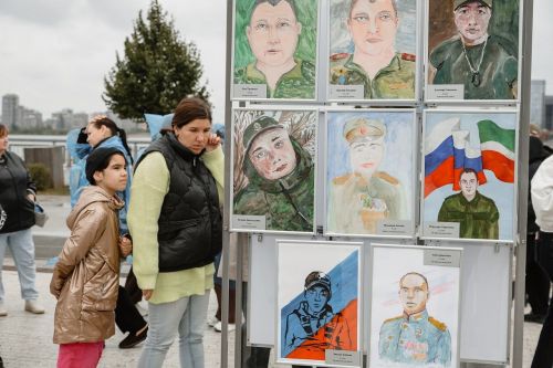 Делегация Лаишевского района представила свои картины на фестивале «Мой папа – герой»