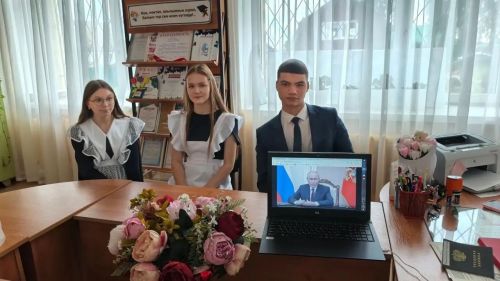 Новый учебный год в Именьковской школе начался традиционным разговором о важном