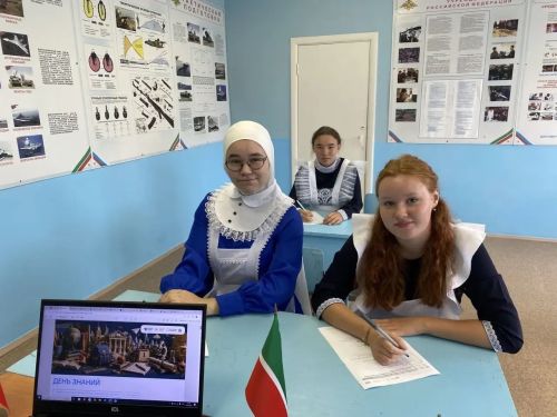 Новый учебный год в Именьковской школе начался традиционным разговором о важном