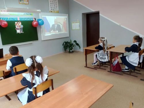 Новый учебный год в Именьковской школе начался традиционным разговором о важном