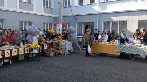 Осенняя ярмарка в Лаишевской школе №2 превратилась в праздник единства и культуры