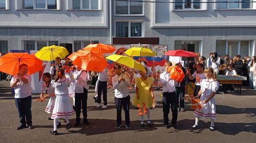 Осенняя ярмарка в Лаишевской школе №2 превратилась в праздник единства и культуры