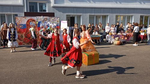 Осенняя ярмарка в Лаишевской школе №2 превратилась в праздник единства и культуры