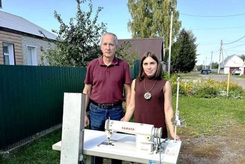 Супруги из Именьково передали волонтерам БФ «Помощь СВОим» швейную и вязальную машинки