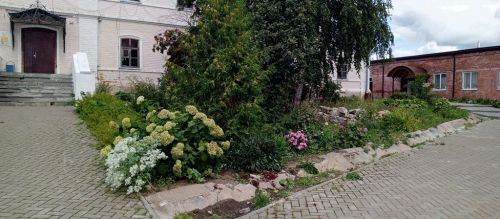 Жители Лаишево своими руками превратили город в цветущий сад