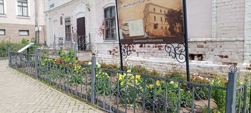 Жители Лаишево своими руками превратили город в цветущий сад