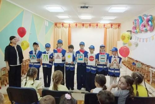 Юные инспекторы движения поздравили воспитателей «Золотого ключика»