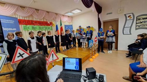 Посвящение в пешеходы Первоклассники Пелевской школы сдали экзамен на знание ПДД