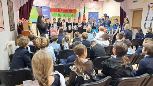 Посвящение в пешеходы Первоклассники Пелевской школы сдали экзамен на знание ПДД