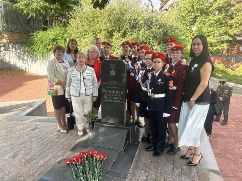 Столбищенские кадеты почтили память Героя А.П. Малышева на его 100-летии в Сочи