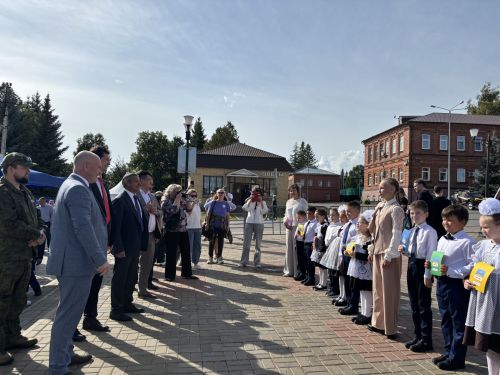 Глава района Ильдус Зарипов оценил мастерство местных ремесленников в День города