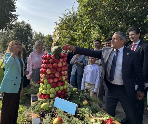 Глава района Ильдус Зарипов оценил мастерство местных ремесленников в День города